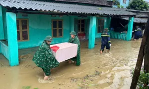 Bộ đội, công an giúp dân khắc phục hậu quả bão Yagi