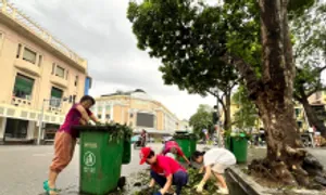 Runner chung tay dọn dẹp đường phố sau bão Yagi