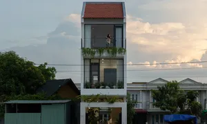 Ngôi nhà ba tầng thiết kế mái ngói đỏ, hai mặt tiền Ngôi nhà ba tầng thiết kế mái ngói đỏ, hai mặt tiền