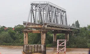 Hiện trường cầu sập khiến 13 người mất tích Hiện trường cầu sập khiến 13 người mất tích