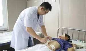 Thụt nước qua hậu môn, hai người phụ nữ vỡ trực tràng Thụt nước qua hậu môn, hai người phụ nữ vỡ trực tràng