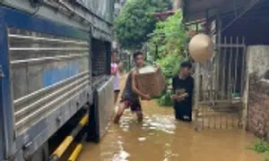 Người dân giúp nhau chạy lũ trong đêm Người dân giúp nhau chạy lũ trong đêm