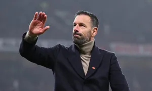 Van Nistelrooy phủ nhận rời Man Utd Van Nistelrooy phủ nhận rời Man Utd