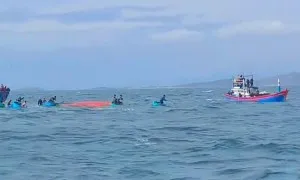 Tàu chở 11 ngư dân bị sóng đánh chìm Tàu chở 11 ngư dân bị sóng đánh chìm